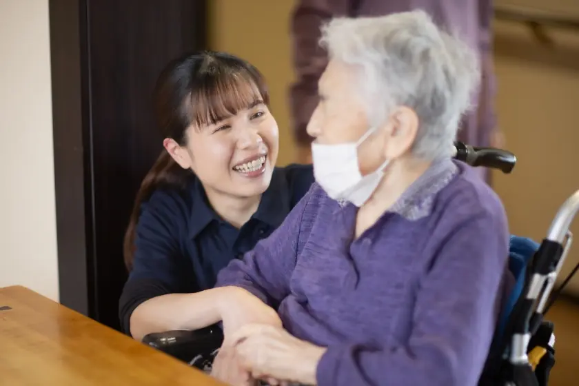 利用者様に寄り添いながら会話するスタッフ