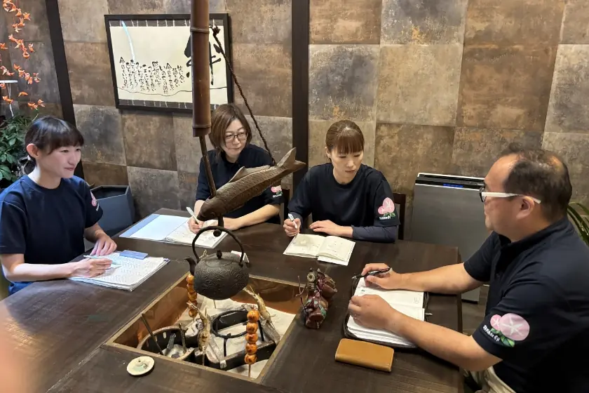 スタッフ同士で情報共有を行う様子