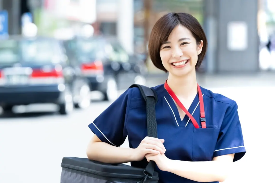 笑顔で訪問介護に向かうスタッフ