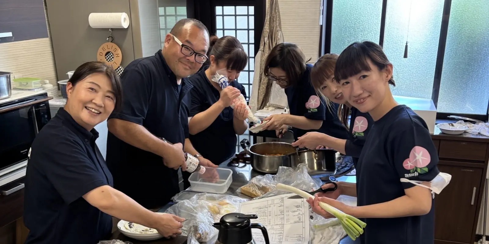 スタッフが利用者様の食事を準備している様子